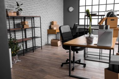 Taşındığı gün ofisinde karton kutular olan işyerleri