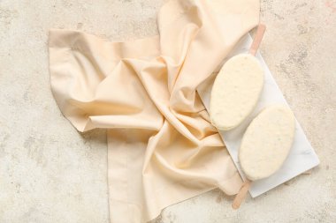 Hafif arka planda çikolata kaplı dondurmayla dolu bir pano.