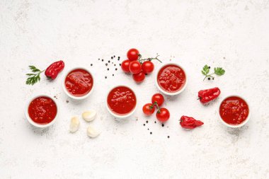 Hafif arka planda lezzetli domates soslu kaseler.