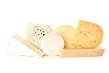 Beyaz arka planda izole edilmiş farklı peynir türleri