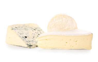 Beyaz arka planda izole edilmiş farklı peynir türleri