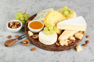 Farklı peynir, fındık, bal ve üzümlü tabaklar.