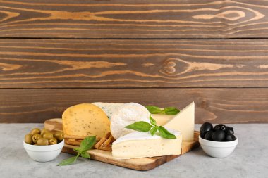 Peynir tablo farklı tipleri ile ahşap tahta