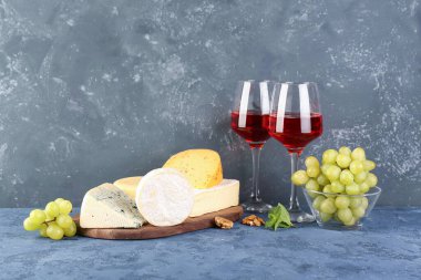 Masada şarap ve peynirin farklı çeşitleri var.
