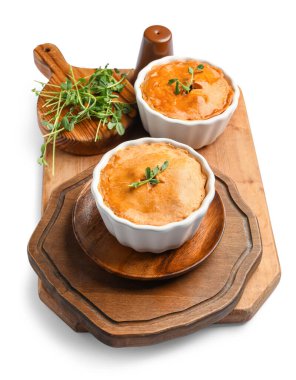 Beyaz arka planda lezzetli etli turtalar olan ahşap tahta tahta.