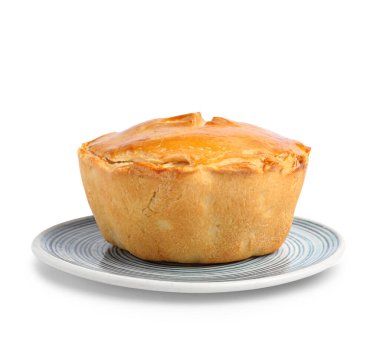 Beyaz arka planda lezzetli etli börek tabağı.