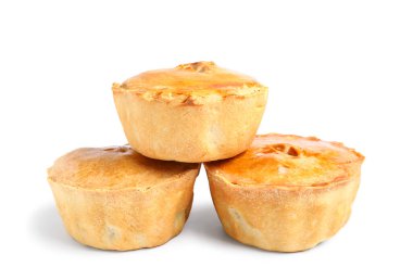 Beyaz arka planda lezzetli etli börekler