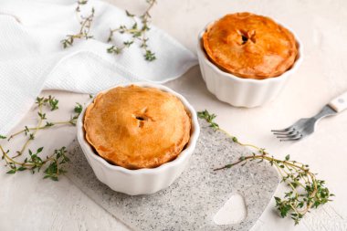 Hafif arka planda lezzetli etli börekler.