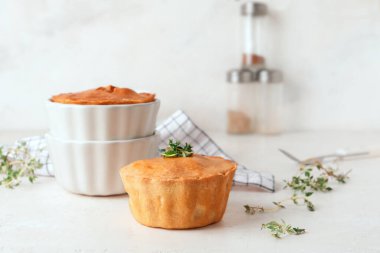 Hafif arka planda lezzetli etli börek.