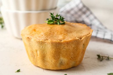 Hafif arka planda lezzetli etli turta, yakın plan.