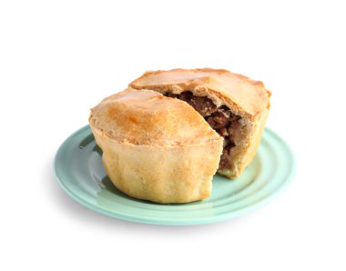 Beyaz arkaplanda kesilmiş etli turta tabağı