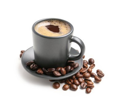 Beyaz arka planda bir fincan sıcak aromatik kahve.