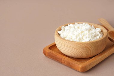 Bej arka planda lezzetli süzme peynirli kase