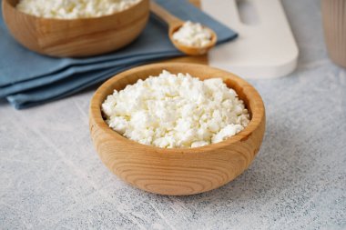 Açık grunge arka planda lezzetli süzme peynirli kase