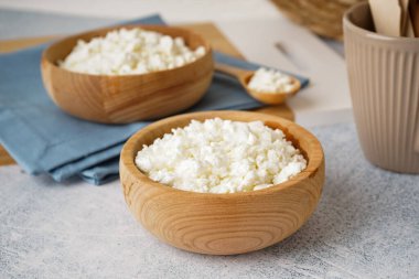 Açık grunge arka planda lezzetli süzme peynirli kase