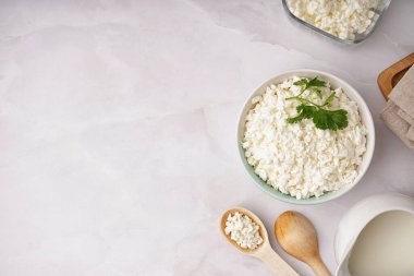 Hafif arka planda lezzetli süzme peynirli ve maydanozlu kase