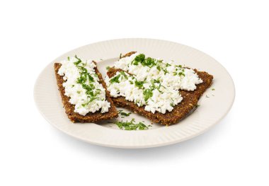 Beyaz arka planda lezzetli süzme peynir ve çavdar ekmeği tabağı.