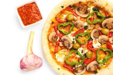 Beyaz arka planda soslu sebzeli pizza.