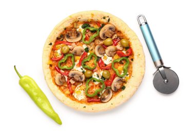 Beyaz arka planda kesilmiş sebzeli pizza.