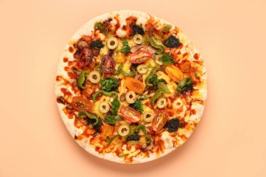 Bej arka planda sebzeli pizza.