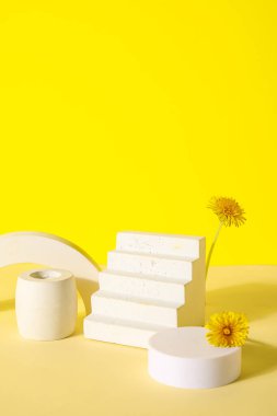 Sarı arka planda karahindiba çiçekli dekoratif podyumlar