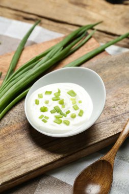 Bir kase taze soğanlı ekşi krema.