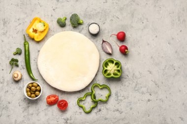 Gri grunge arka planda sebze turtası hazırlamak için ham hamur ve malzemeler