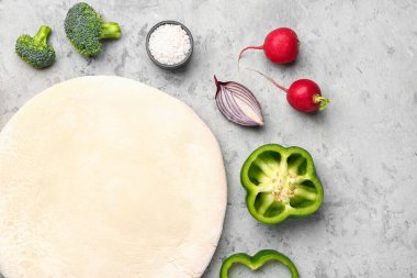Gri grunge arka planda sebze turtası hazırlamak için ham hamur ve malzemeler