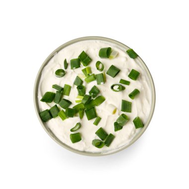 Beyaz arka planda yeşil soğanlı bir kase lezzetli ekşi krema