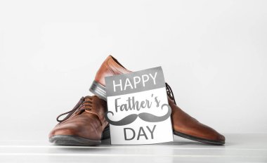 Babalar günü için kart, üzerinde beyaz tahta masa olan ayakkabılar.
