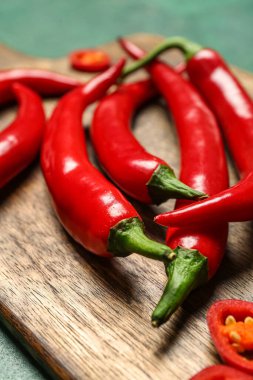 Masada taze biberli ahşap tahta tabaka, yakın plan.