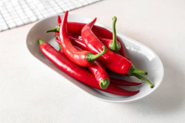 Hafif arka planda taze kırmızı biber tabağı