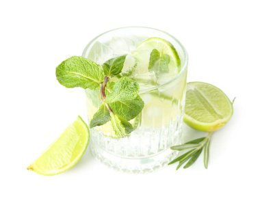 Beyaz arka planda izole edilmiş bir bardak mojito.