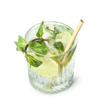 Beyaz arka planda izole edilmiş bir bardak mojito.
