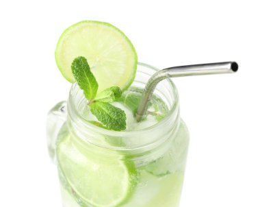 Mason kavanoz dolusu lezzetli mojito beyaz arka planda izole edilmiş, yakın plan.
