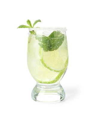Beyaz arka planda izole edilmiş bir bardak mojito.