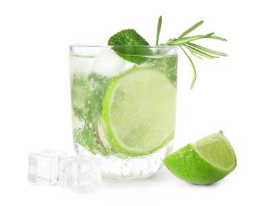 Beyaz arka planda izole edilmiş bir bardak mojito.