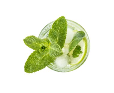 Beyaz arka planda izole edilmiş bir bardak mojito.