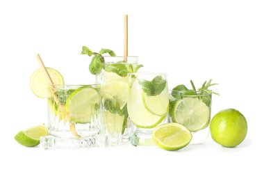 Beyaz arka planda izole edilmiş lezzetli mojito bardakları.