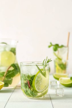 Masada bir bardak lezzetli mojito