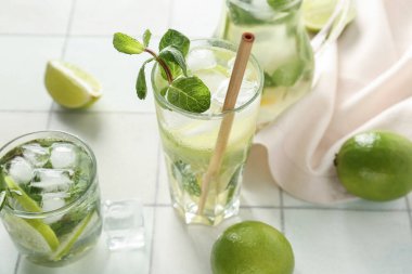 Hafif fayanslı mojito bardakları