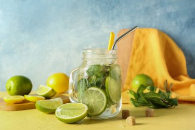 Masada bir kavanoz lezzetli mojito var.