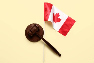 Bej arka planda yargıç tokmağı olan Kanada bayrağı