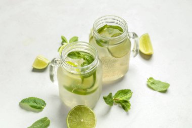 Mason kavanozları hafif arka planda lezzetli mojito.