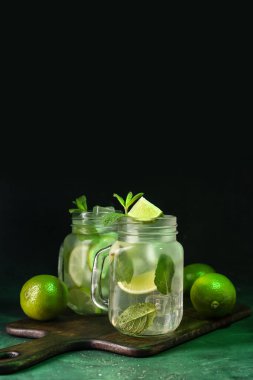 Masada lezzetli mojito kavanozları var.