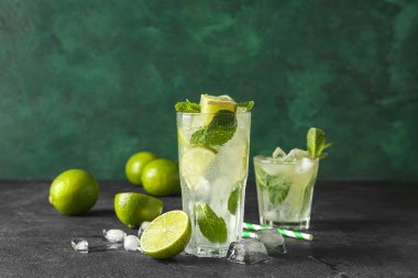 Masada bir bardak lezzetli mojito
