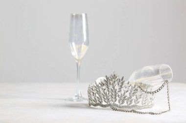 Güzel taç, gözlükler ve kolye beyaz masada. Balo konsepti