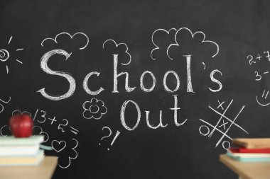 Metin Okulu bitti. Sınıfta tahtaya çizimler çizildi.