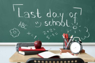 Okulun son günü karatahtaya çizim yapılmış metni sınıfta