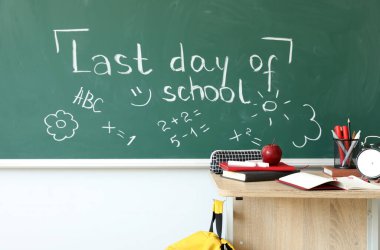 Okulun son günü karatahtaya çizim yapılmış metni sınıfta